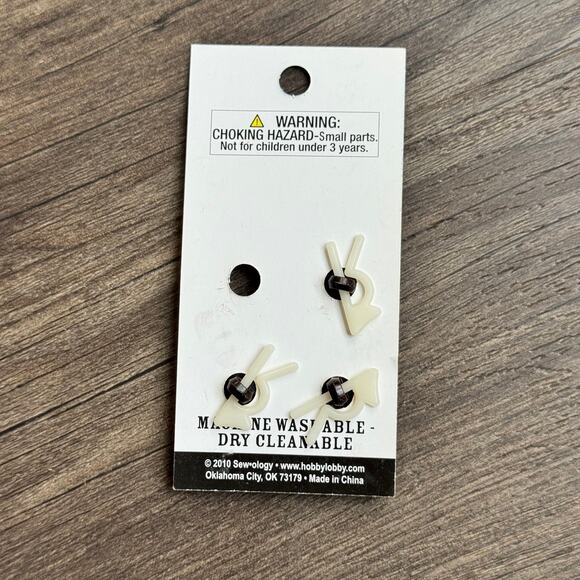 3 NEW 2010 Sewology Brown Sewing Buttons on Card Shank Round 5/8 in Leather-Like - Picture 3 of 3